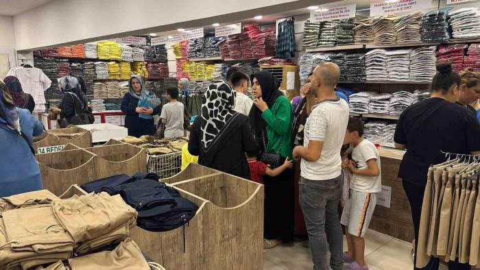 Gaziantep’te Çarşı Pazarda Okul Kıyafeti Yoğunluğu