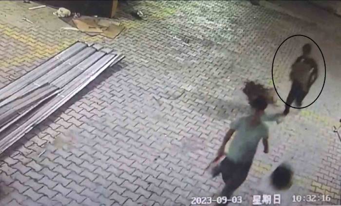 Kuruyemiş Dükkanına Giren Acemi Hırsızlar Kucaklarında Çerez Çuvalıyla Kameraya Yakalandı