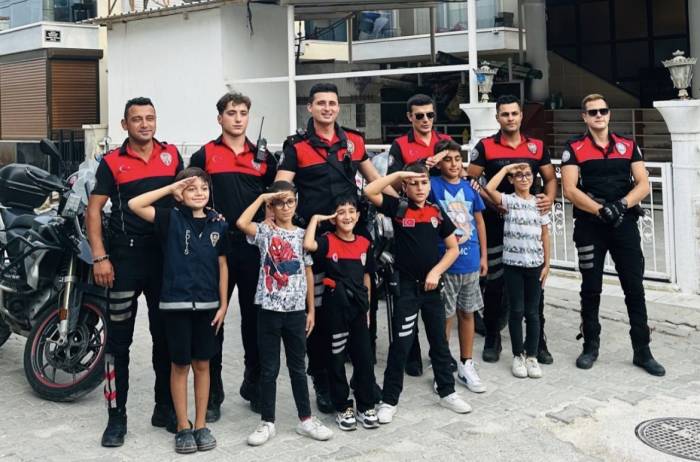 İzmir’de Renkli Görüntüler: Çevirme Yapan Miniklere Polisten Sürpriz