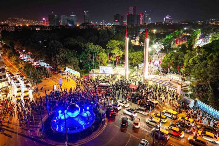 İzmirliler Kurtuluş Gününde İzmir Fuarı’na Akın Etti