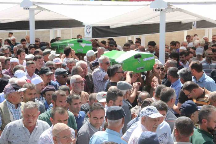Düğüne Giderken Kazada Ölen Yaşlı Çift Son Yolculuğuna Uğurlandı
