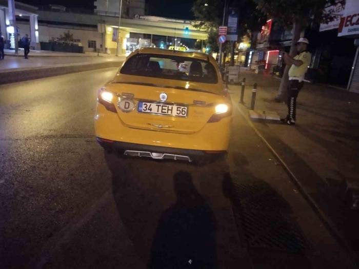 Kartal’da Taksi Ve Motosiklet Çarpıştığı Kaza Kamerada: 2 Ağır Yaralı