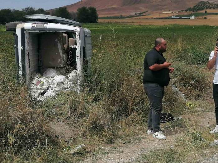 Hafif Ticari Araç Devrildi: 5 Yaralı