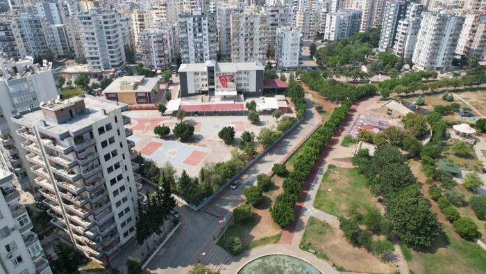 Adana’da Okulların Yanındaki Ağır Hasarlı Binalar Tehlike Saçıyor