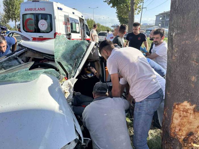 Kontrolden Çıkan Otomobil Ağaca Çarptı: 1’ağır 2 Yaralı