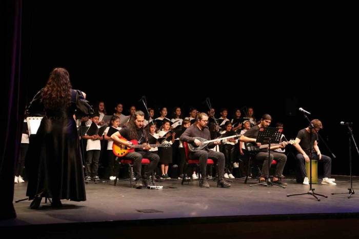 Esenler’de "sanatatil Yaz Okulu"na Görkemli Kapanış