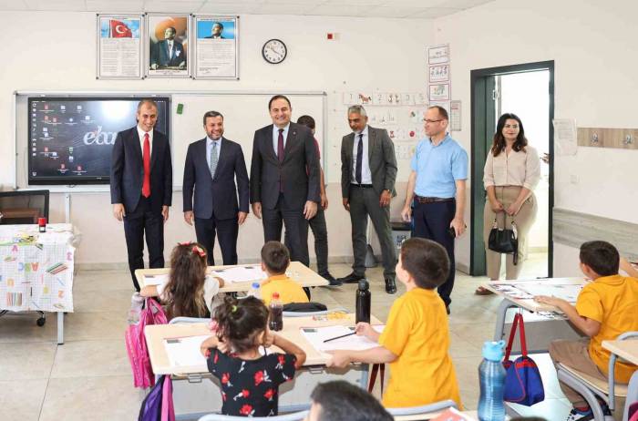 Kocaispir, Okulun İlk Günü Öğrencileri Yalnız Bırakmadı