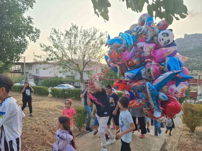 Mahallenin Bakkal Amcasından Okula Başlayan Çocuklara Sürpriz