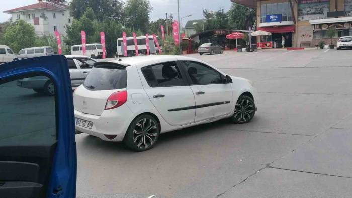 Antalya’da Otomobil Motosikletle Çarpıştı: 2 Yaralı