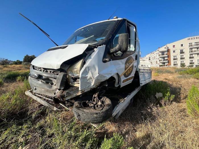 Kontrolden Çıkan Kamyonet Şarampole Uçtu