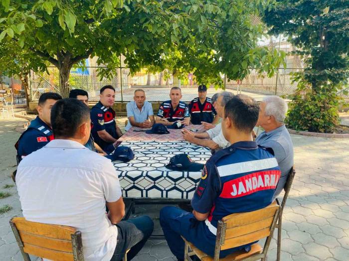 Jandarma Esnaf Ve Vatandaşları Bilgilendirdi