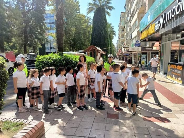 Trafik Ekipleri, Öğrenciler İle Birlikte Yaya Önceliğine Dikkat Çekti