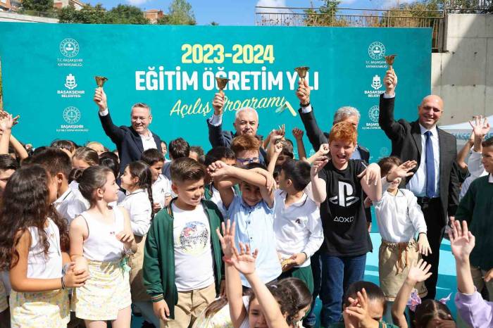 Belediye Başkanı Kartoğlu, İlk Ders Zilini Öğrencilerle Birlikte Çaldı