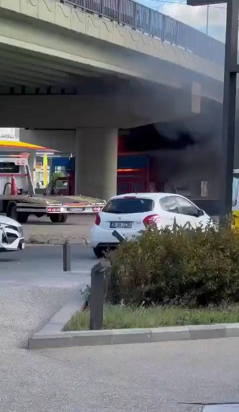 Başakşehir’de Kamyonet Alev Topuna Döndü: O Anlar Kamerada