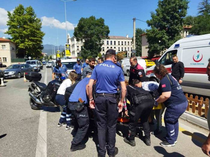 Motosikletli Yunus Timi Aniden Fren Yapan Otomobile Çarptı: 2 Yaralı