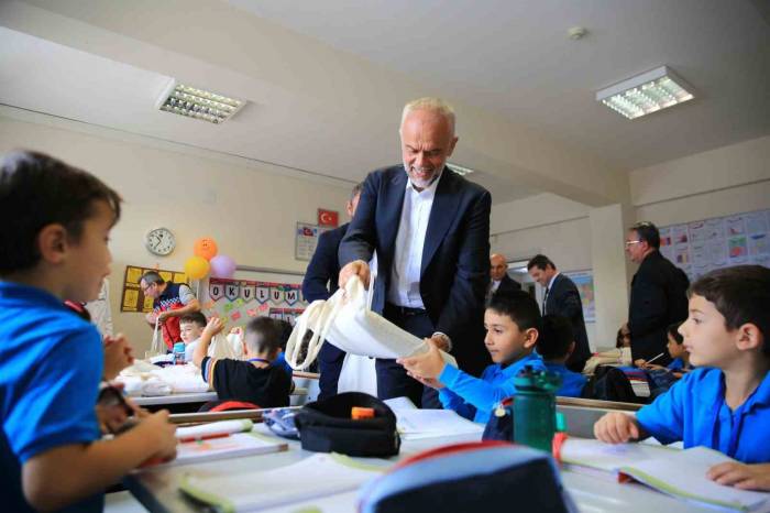 Çekmeköy Belediyesi’nden 50 Bin Öğrenciye Kırtasiye Seti