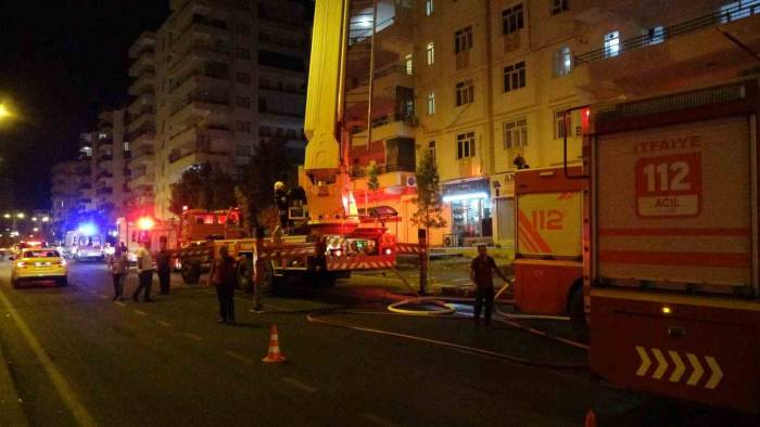 Diyarbakır’da Yangında 4 İtfaiye Eri Dumandan Etkilendi