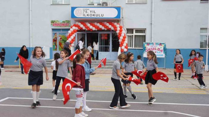 Edirne’de İlk Ders Zili Çaldı, Okullar Çocuk Sesleriyle Şenlendi