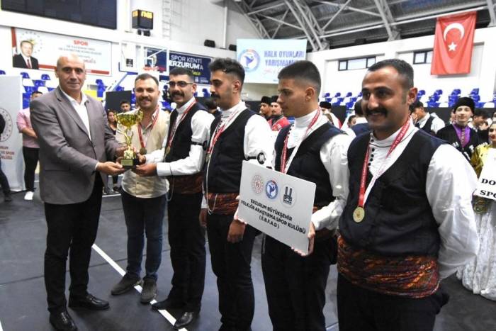 Folklor Eğitmenlerine Vefa İçin Yarıştılar