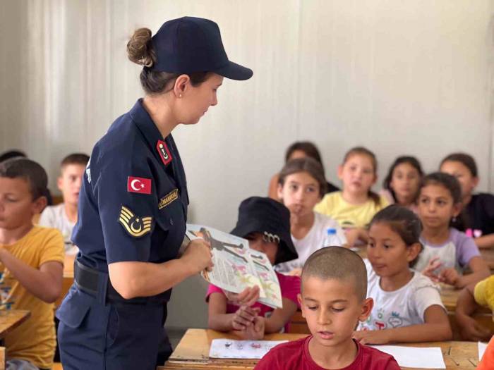 Jandarma Ekiplerinden Öğrencilere Hediye