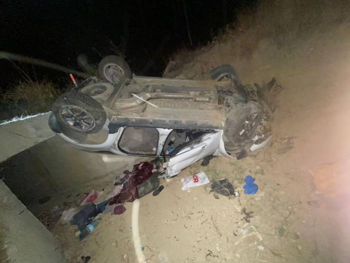 Devrilen Otomobilde Sıkışan 3 Kişiyi İtfaiye Kurtardı