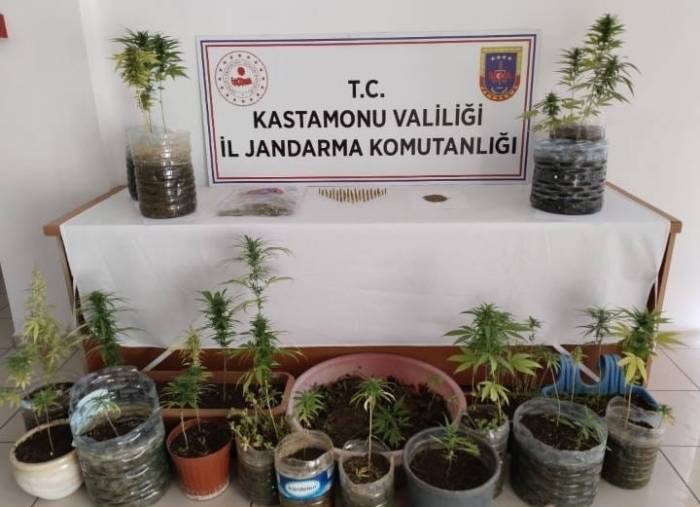 Uyuşturucuyu Otobüste Oturduğu Koltuğun Altına Saklayan Şahıs Jandarmadan Kaçamadı