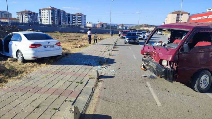 Edirne’de Otomobil Ve Panelvan Çarpıştı: 3 Yaralı