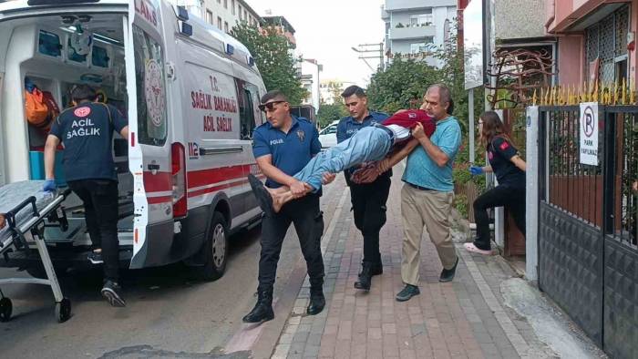 Sinir Krizi Geçirdi, Kelepçelenerek Ambulansa Taşındı