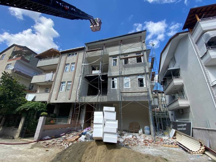 Tadilat Halindeki Binada Bulunan İzolasyon Malzemeleri Yandı