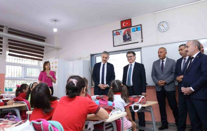 Vali Tuncay Akkoyun İlköğretim Haftası Kutlama Programına Katıldı