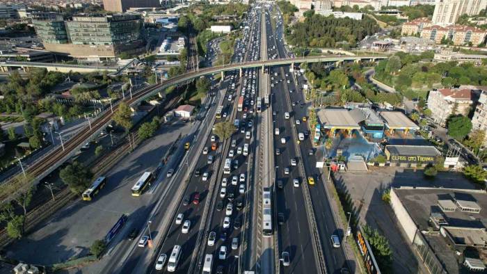 Okulların Açılmasıyla Oluşan Trafik Yoğunluğu Böyle Görüntülendi