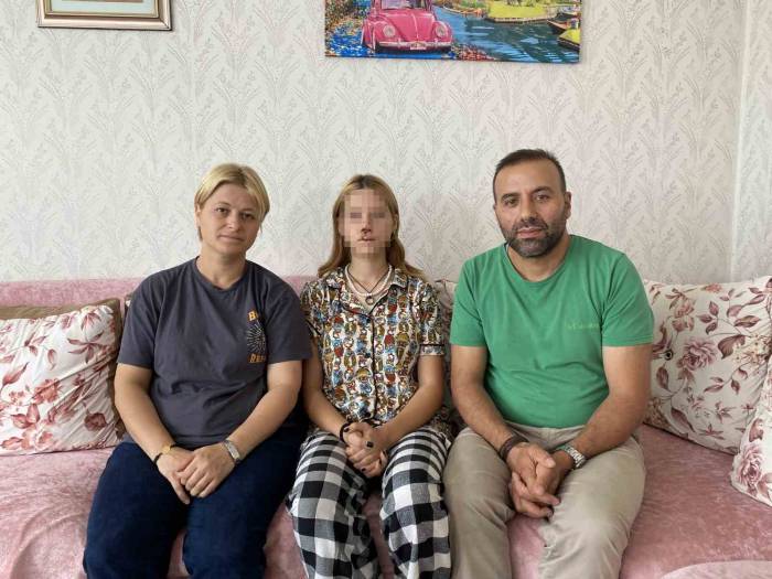 Türkiye’nin Konuştuğu Olayda Yüzüne Kaldırım Taşı Atılan Genç Kız İlk Kez Anlattı: “Hayatım Karardı, Yüzüm Değişti”