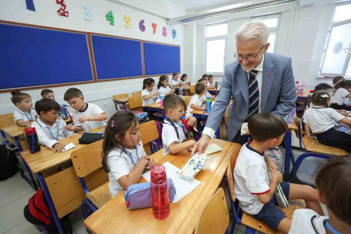 Başkan Erdem’den Miniklere İlk Gün Sürprizi