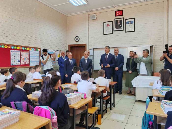 İlkokul Öğrencisinin Vali Yavuz’dan İlk Talebi ‘Deve-cüce’ Oynamak Oldu