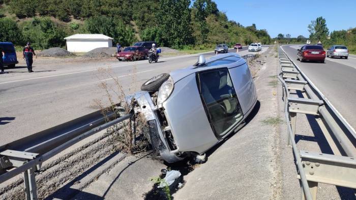 Sakarya’da Otomobil Refüjde Yan Yattı: 1 Yaralı