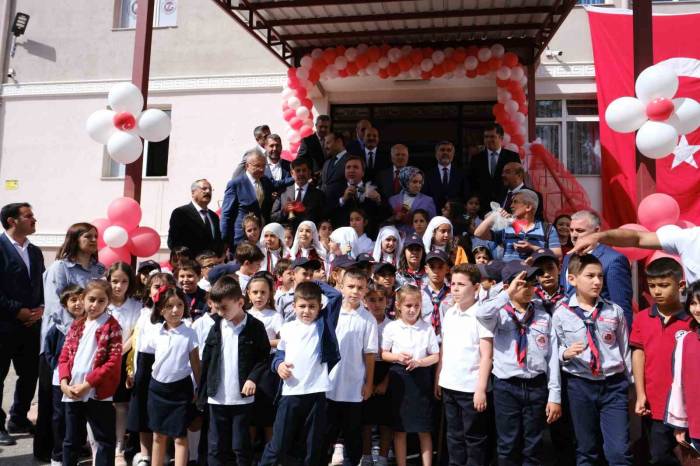 İlk Ders Zili Çaldı, Erzincan’da 42 Bin Öğrenci Ders Başı Yaptı