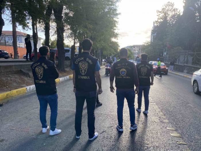 Küçükçekmece’de Okul Önleri Ve Çevresinde Polis Denetimi