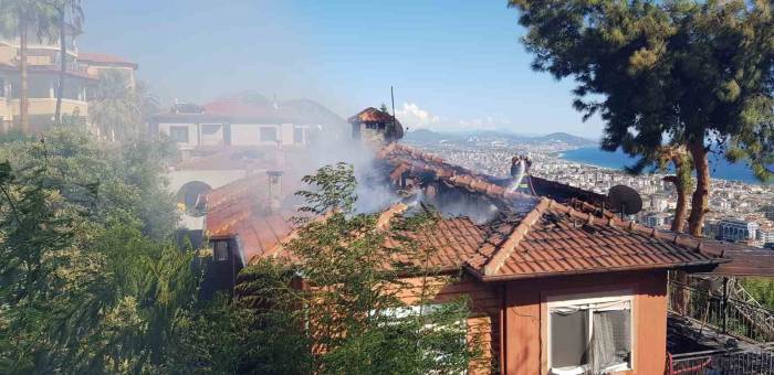Otluk Alanda Çıkan Yangın, Çam Ağacının Kozalağından Lüks Villalara Sıçradı