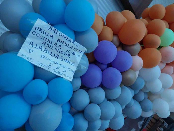 Okula Başlayan Öğrenciler İçin Asılan Balonlar İlgi Odağı Oldu