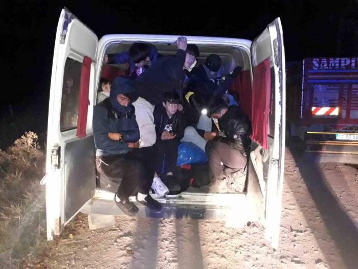 Ayvacık’ta İki Minibüs İçinde 40 Kaçak Göçmen İle 2 Organizatör Yakalandı