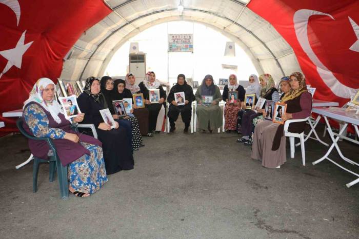Evlat Nöbetindeki Anne: “Çocuğumun Babası Evlat Hasretinden Vefat Etti”