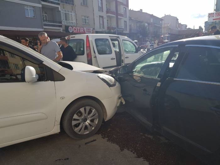 Çorum’da Zincirleme Trafik Kazası: 2’si Çocuk 4 Yaralı