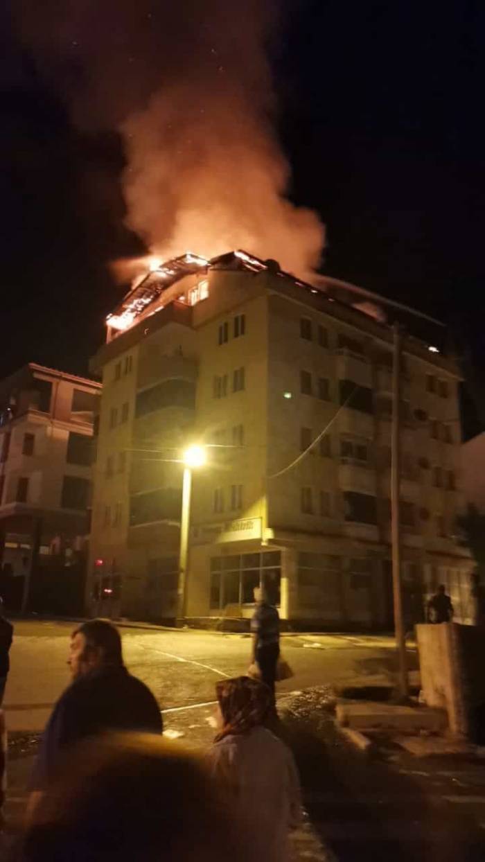 5 Katlı Binanın Çatısında Başlayan Yangın Üst Katı Sardı