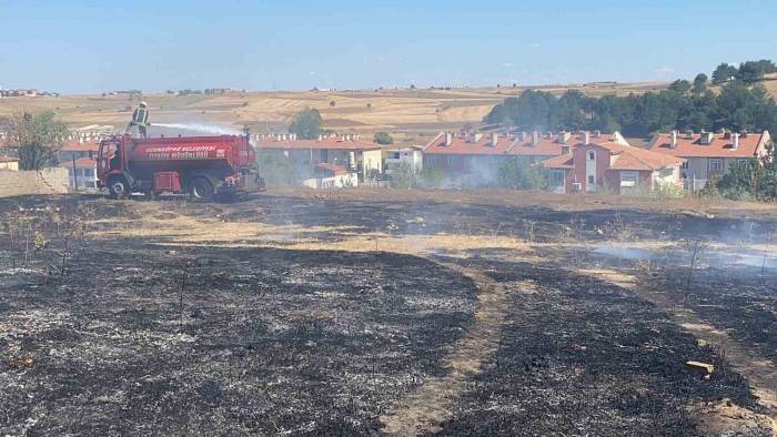 Otluk Alanda Çıkan Yangın, Evlere Ulaşmadan Söndürüldü