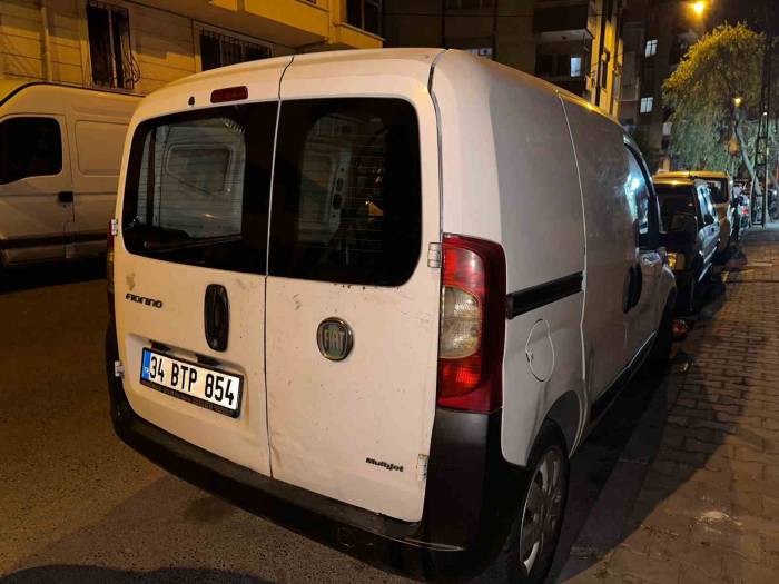 Esenler’de 3. Kez Hırsızların Hedefi Olan Araçtan 25 Bin Liralık Soygun Kamerada