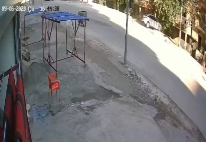 Şanlıurfa’da 2 Metrelik Boşluğa Düşen Otomobil Güvenlik Kamerasında