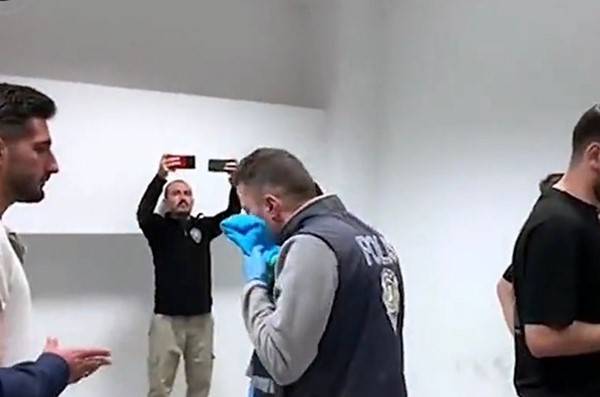 Azerbaycan Bayrağını Öperek Teslim Alan Polis Konuştu: "İki Devlet, Tek Milletiz"