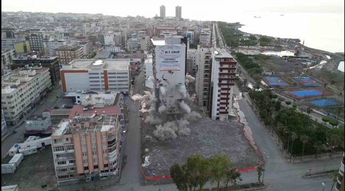 İskenderun’da 13 Katlı Bina Patlatma Yöntemiyle Yıkıldı