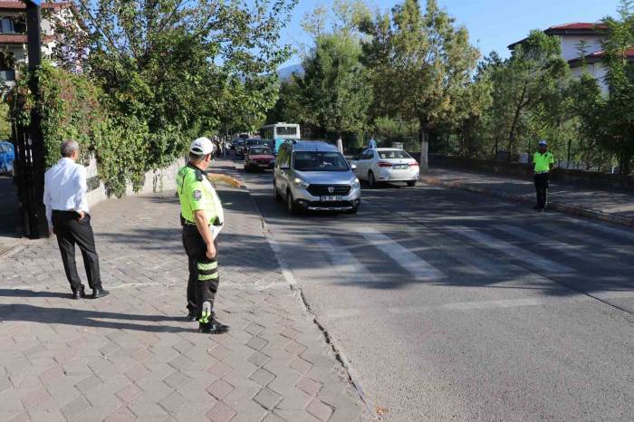 Karabük’te Okul Önlerinde Denetimler Artırıldı