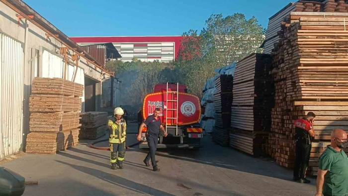 Kereste Fabrikasının Yanında Çıkan Yangın Korkuttu